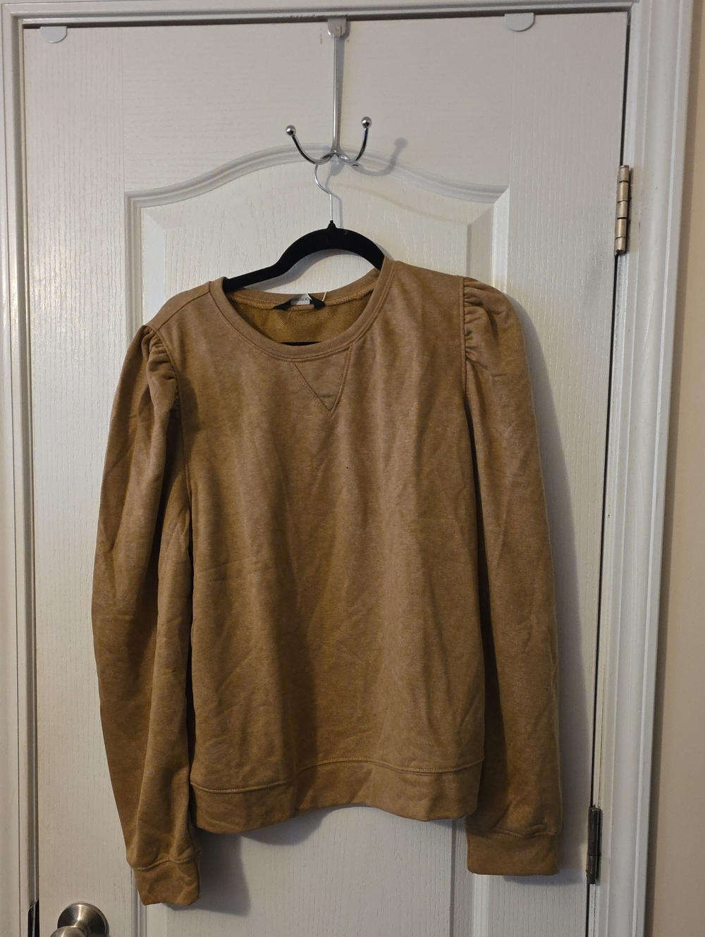 Dokotoo Classic Puff-Sleeve Crewneck Sweater in Tan